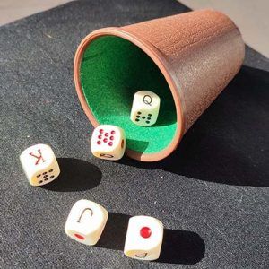 Set cubilete dados poker A 5 poquer plastico forrado juego mesa jugar Fournier pack conjunto dices cup marron 1