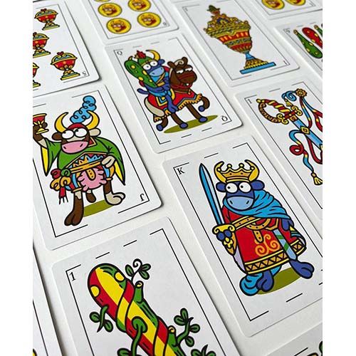Kukuxumusu baraja española rabino 56 naipes cartas remigio ramundino dan fermin pamplona 8500000000335 azul roja 13