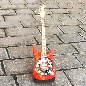 Miniature Guitar Red Hot Chili Pepper Mini Music miniatura replica guitarra grupo manda musica estados unidos rock funk 11