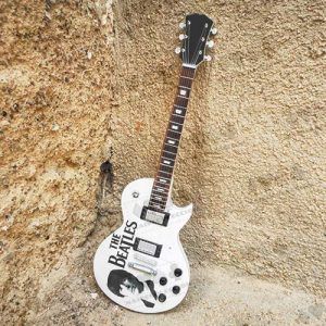 Miniature Guitar The Beatles White photo music pop rock mini miniatura replica musica band banda grupo 11
